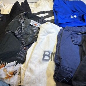 Lot of random boys pieces size 10-14 (med to XL)
3 shorts , 3 tops, 1 black pant